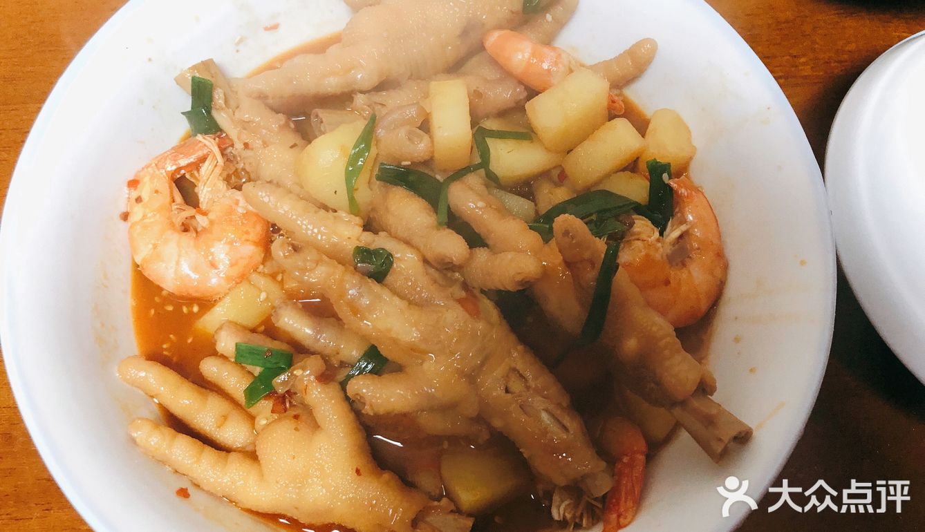 再放两勺酱油，一勺料酒，一勺白糖