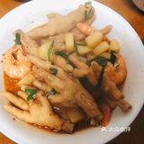 再放两勺酱油，一勺料酒，一勺白糖