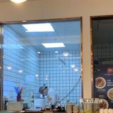 便找了个靠中间的位置坐下来