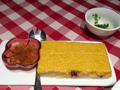 黄米凉糕，沾料是桂花蜜糖。-西贝(上海我格广场店)