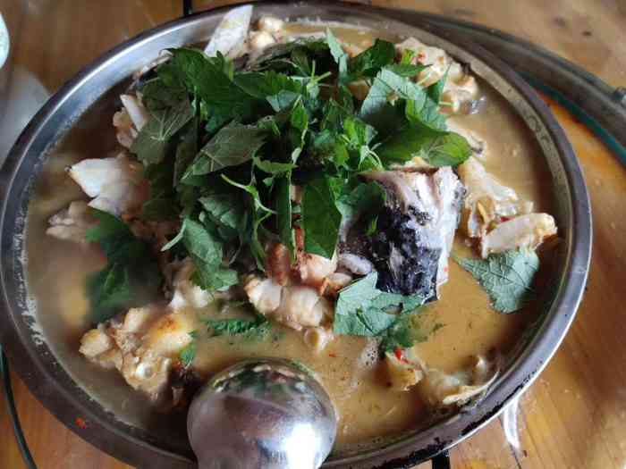 焦滩鱼头一条街果然人气很旺大树下这家在点评排名靠