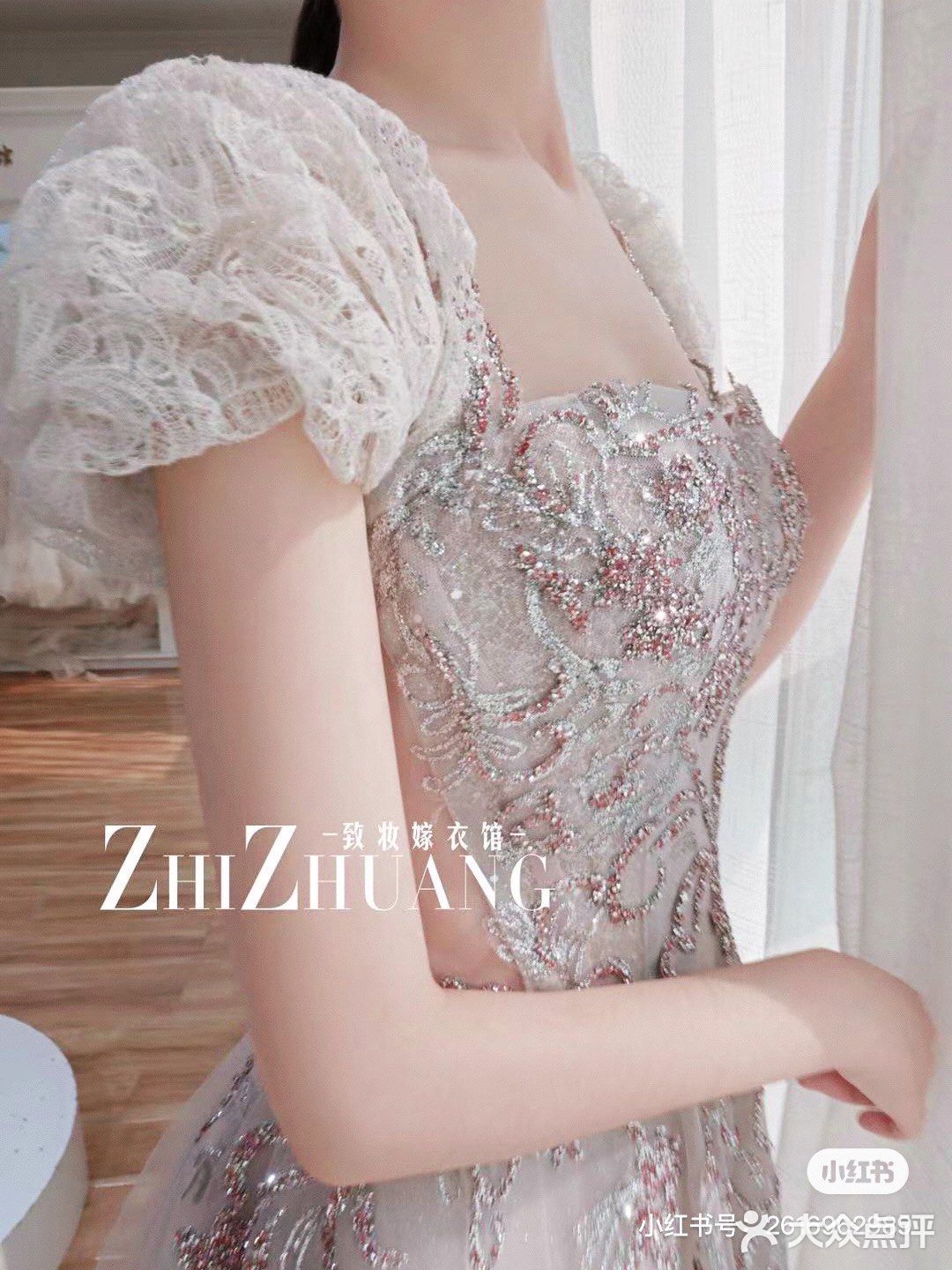 一款减龄而少女的浅色礼服