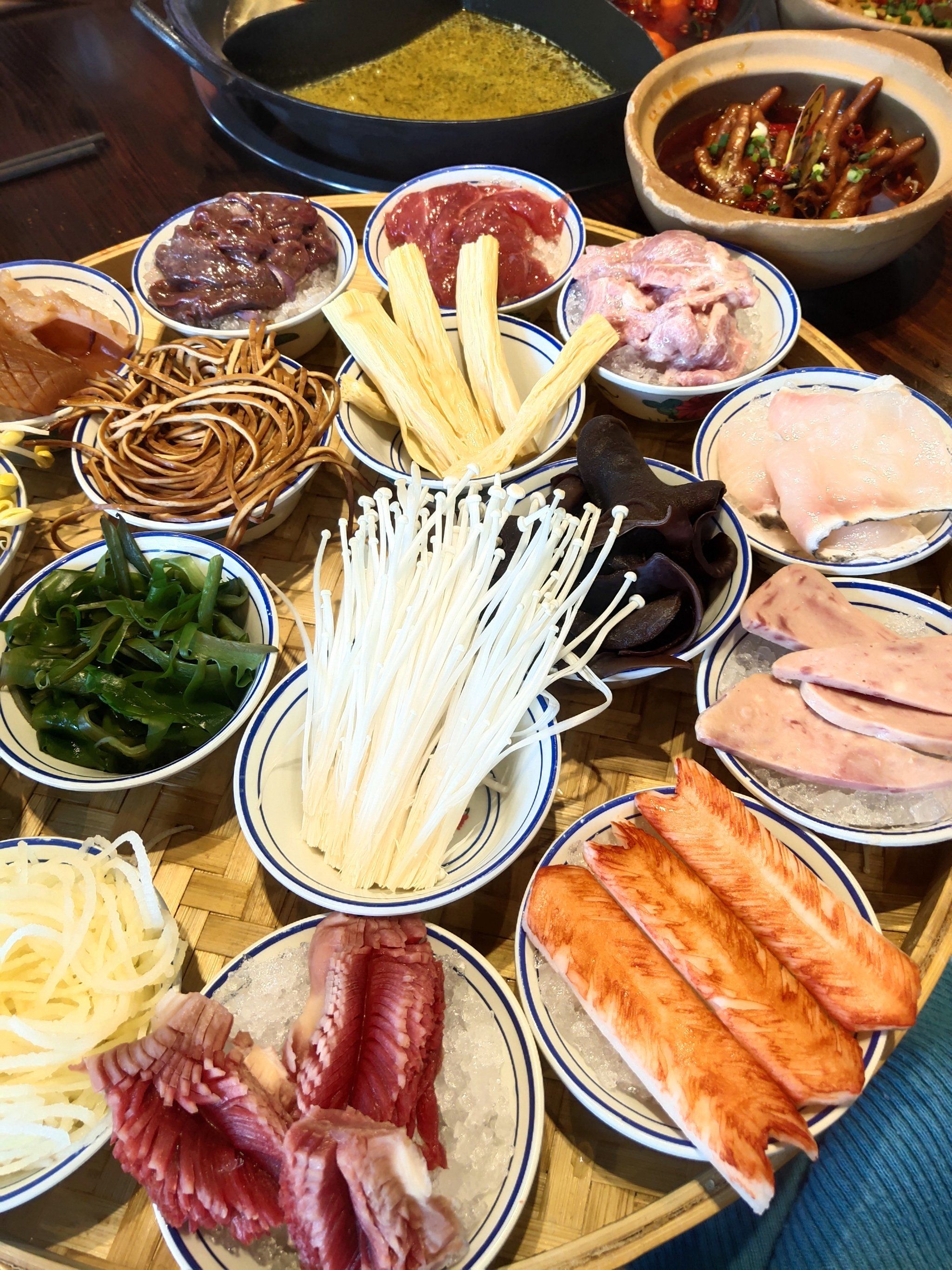 大快朵颐的火锅菜盘