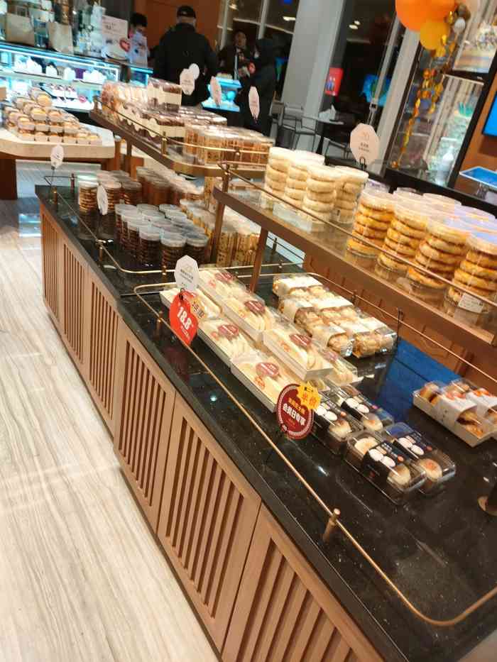 鲜鲜坊(国际大厦店)-"环境不错,有时人很多,去晚了就没有想要的.