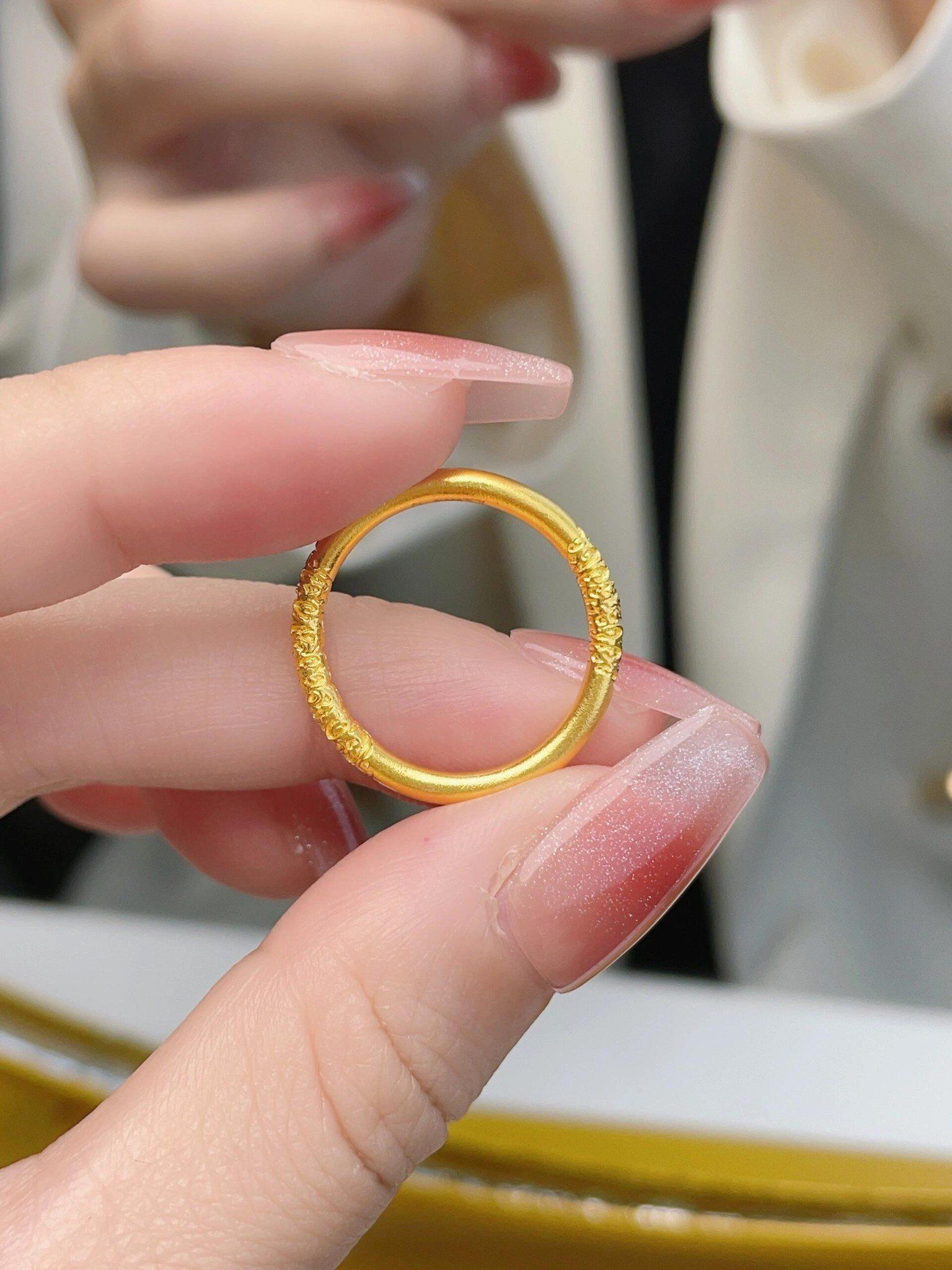 每个指尖都有故事,周大福传承卷草纹戒指