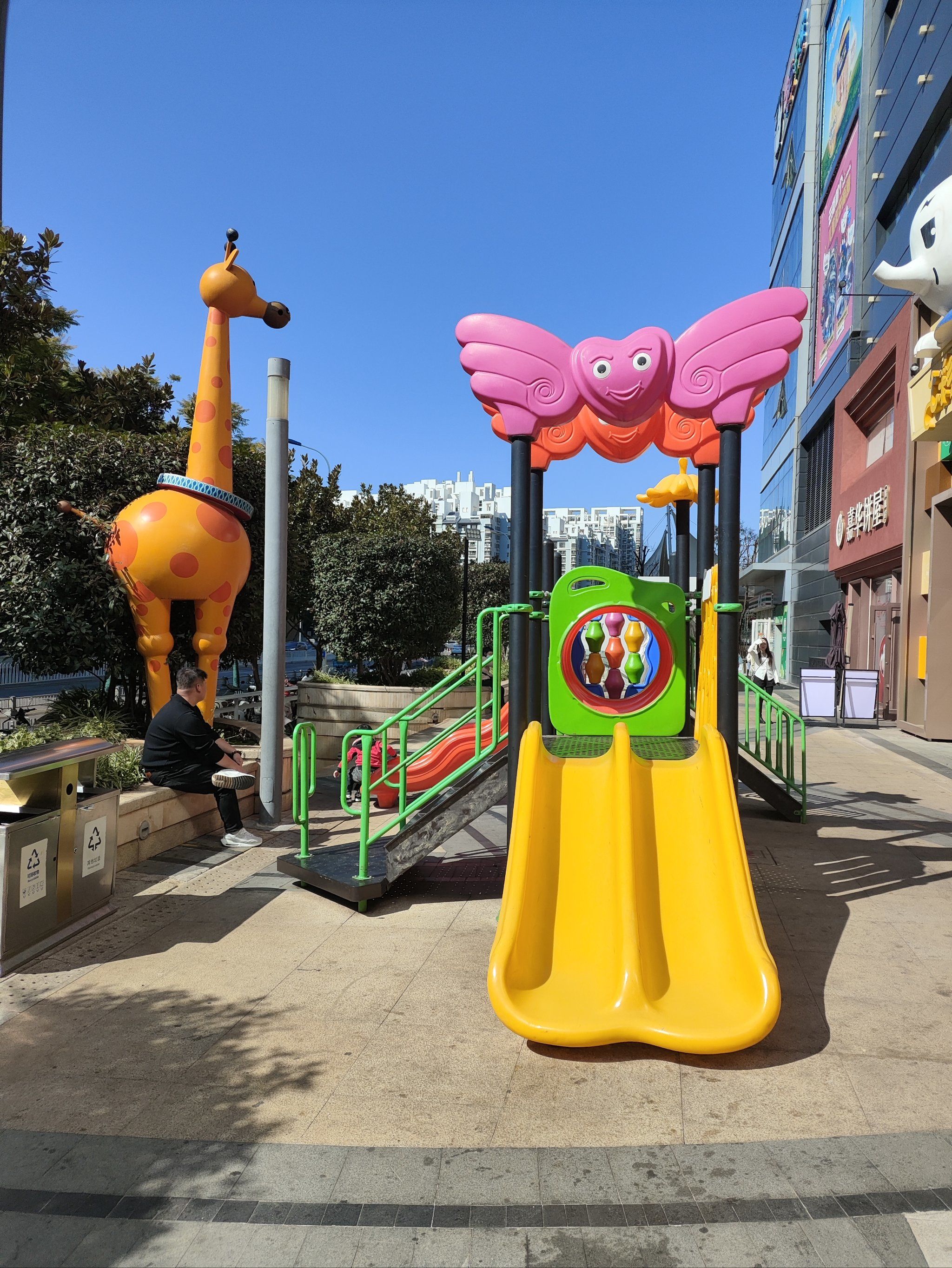 七彩云南第一城还是蛮热闹的,而且七彩云南第一城有很多的儿童乐园