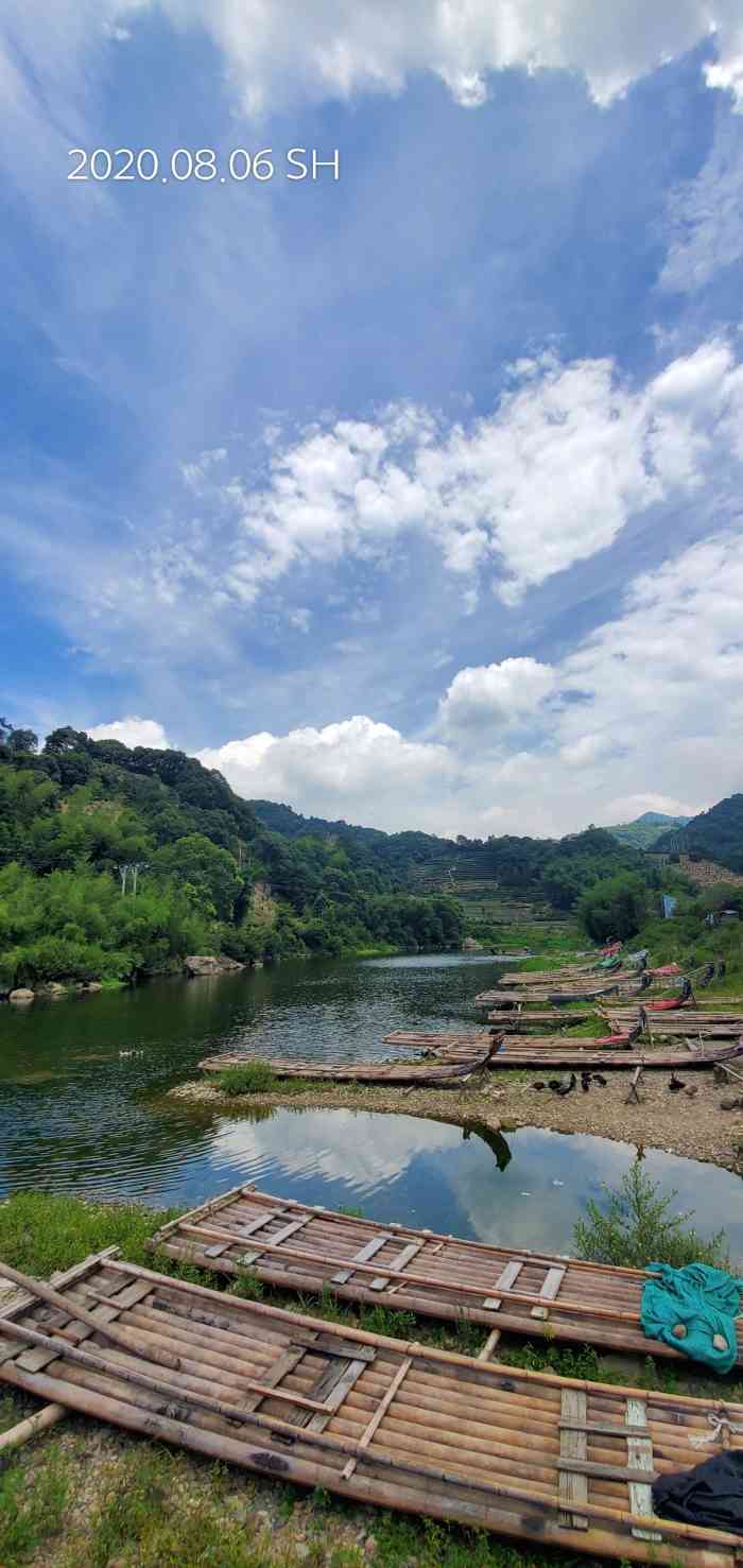 打分 九鲤溪的风景不错.在竹筏上晒太阳,凉快的风,享受绿荫.