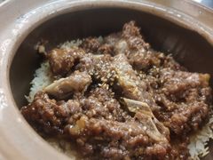 窝蛋牛肉饼拼牛仔骨-红星光发煲仔饭(文海店)