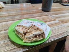 肉夹馍-老字号杨坡红油米线腊汁肉夹馍(东四道巷店)