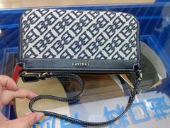 -爱革·洗衣改衣·洗鞋修鞋·洗包修包·奢侈品护理(宝地广场店)