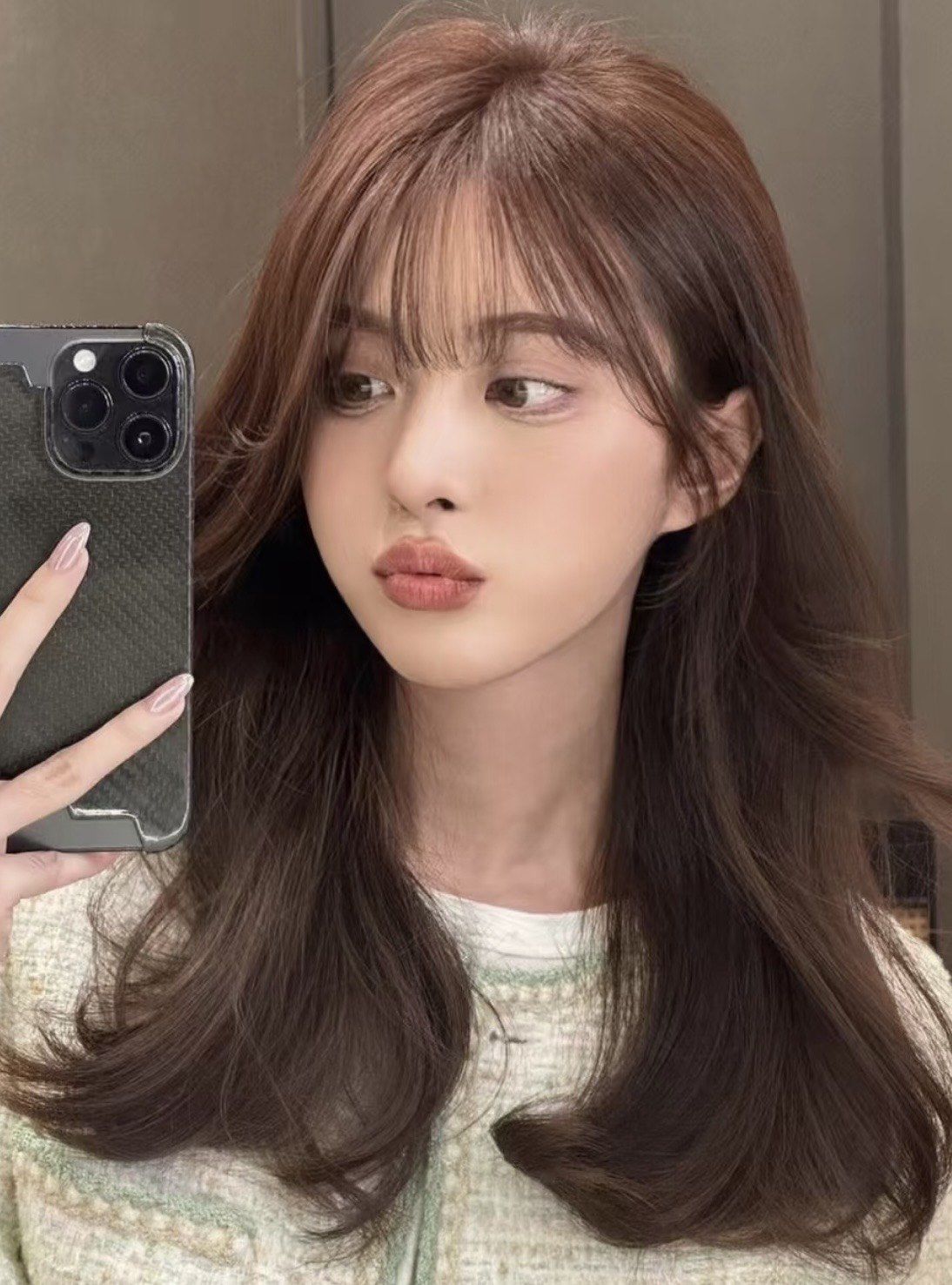 这是一款超级显白讨肤色的棕色系发色,特别