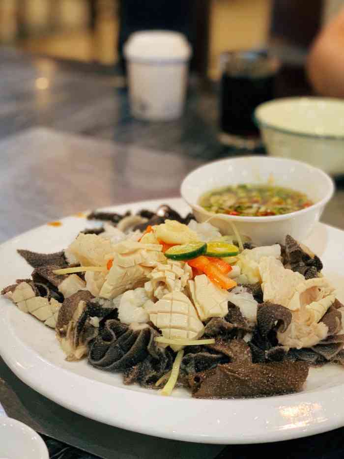 真好吃牛杂-"路过这家店很多次,每次都看到里面座无虚席.