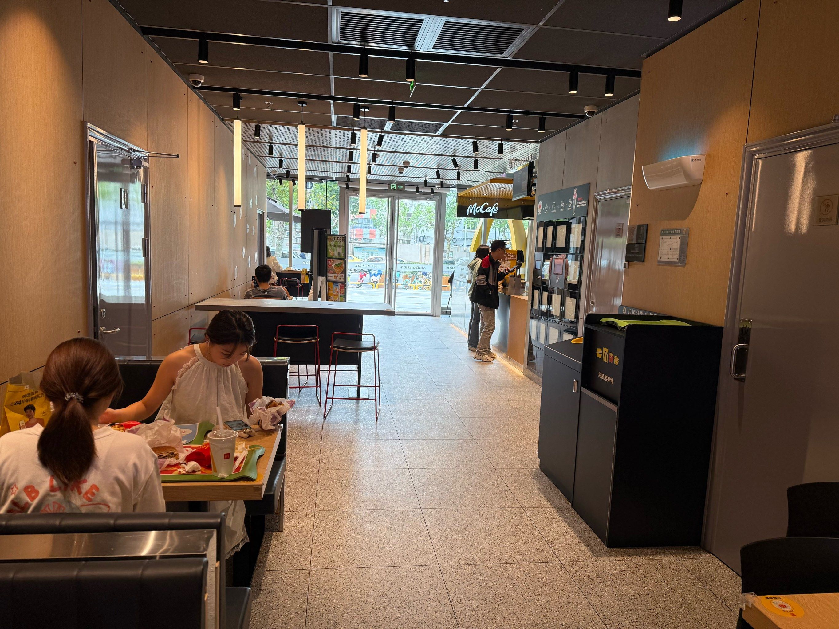 新开店的麦当劳餐厅环境很不错,音乐也很好听