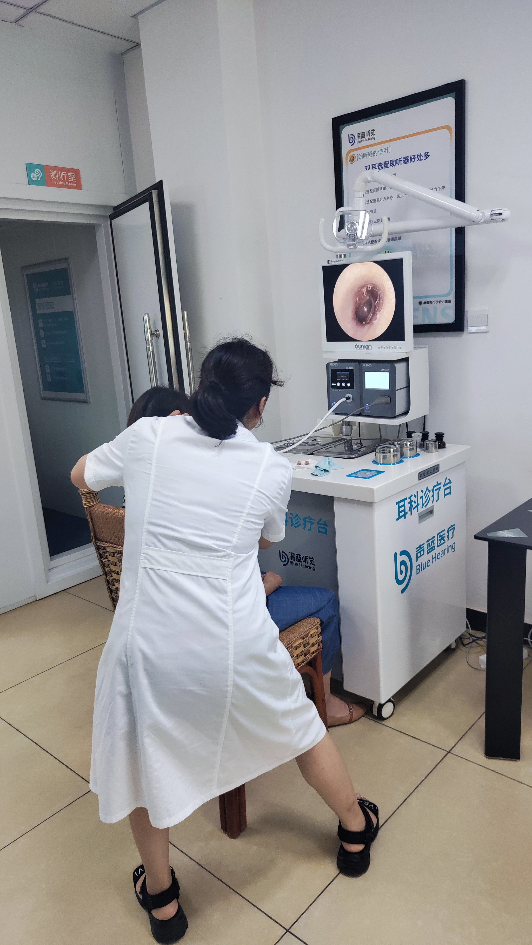 老用户来检查耳道,她说耳朵会痒,检查鼓膜完整,无异味,光锥清晰明亮.