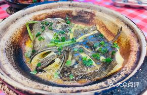 Braised Fish Head with Bird's Nest Slices in Clay Pot