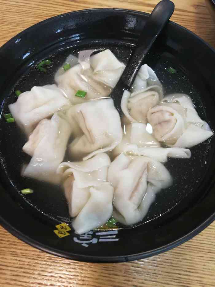 馄饨的个头很大,早上开门很早有早餐供应很三宝馄饨