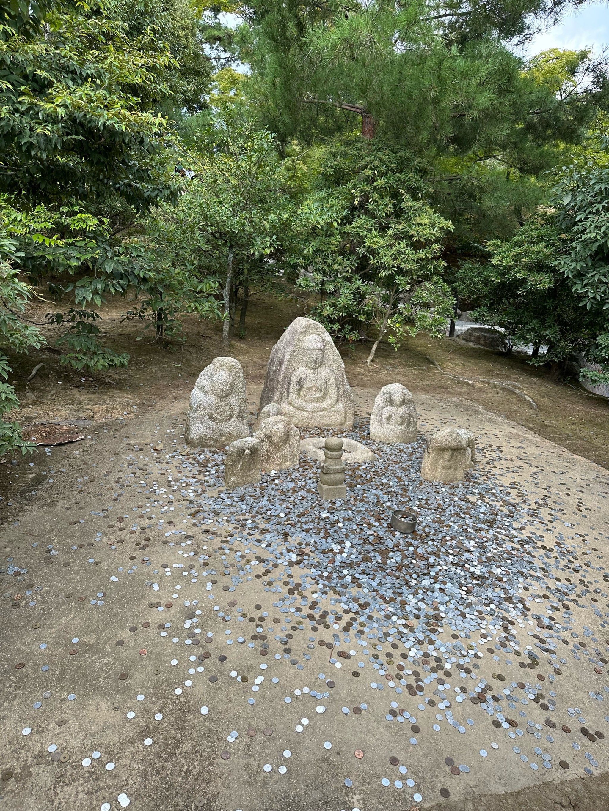 n舍利殿本是室町时代北山文化的建筑,但于1950年金阁寺放火事件中