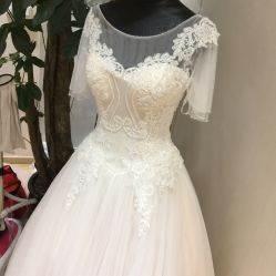 -觅白婚纱礼服馆