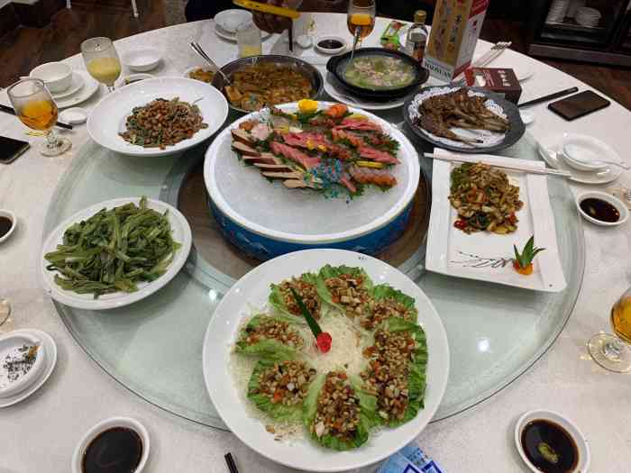 御水湾酒楼-"一楼的房间不错,打开阳台门,可以看到江景.