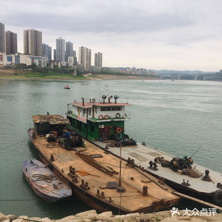 去吃抄手的路上看到河边隐约有人影 吃完抄手回来还没散场