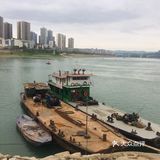 去吃抄手的路上看到河边隐约有人影 吃完抄手回来还没散场