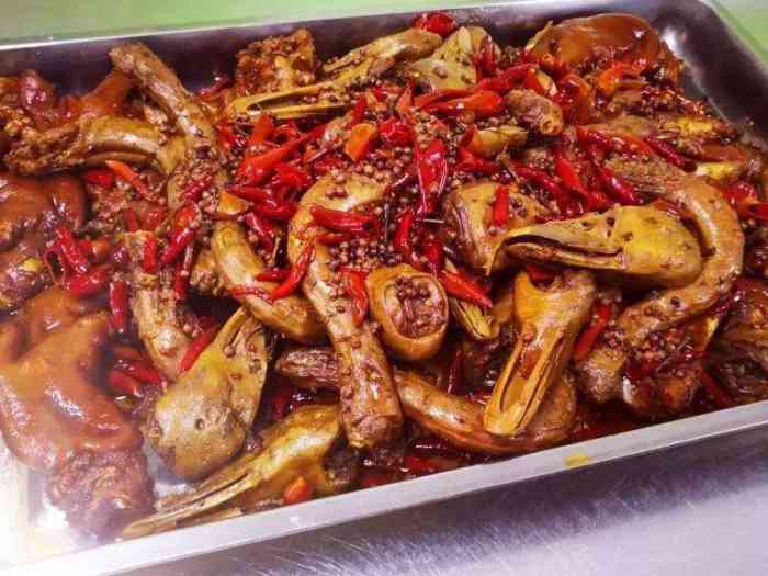 上上签砂锅串串香-"店面装修环境挺高大上的,灯光柔和不刺眼,.