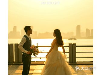 二次曝光系列的婚纱照是要用双重叠加的技巧+和镜头变焦