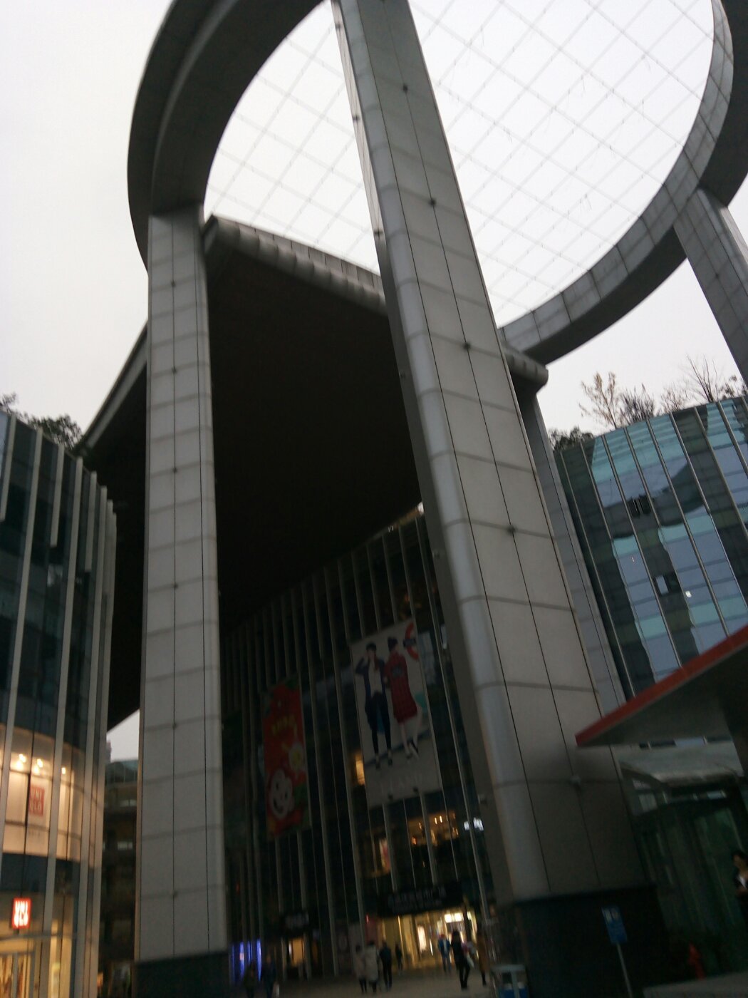 梦时代广场位于谢家村,处于北京路与上海路