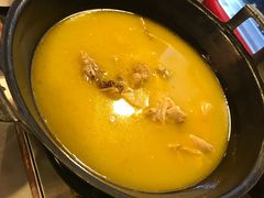 浓厚原只鸡煲花胶汤-鲜入围煮花胶鸡海鲜火锅