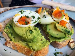 牛油果煮蛋吐司-RAC BAR(安福路店)