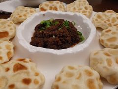 鲅鱼酱配石头饼-聚缘堂·海鲜私房菜(松岭路店)