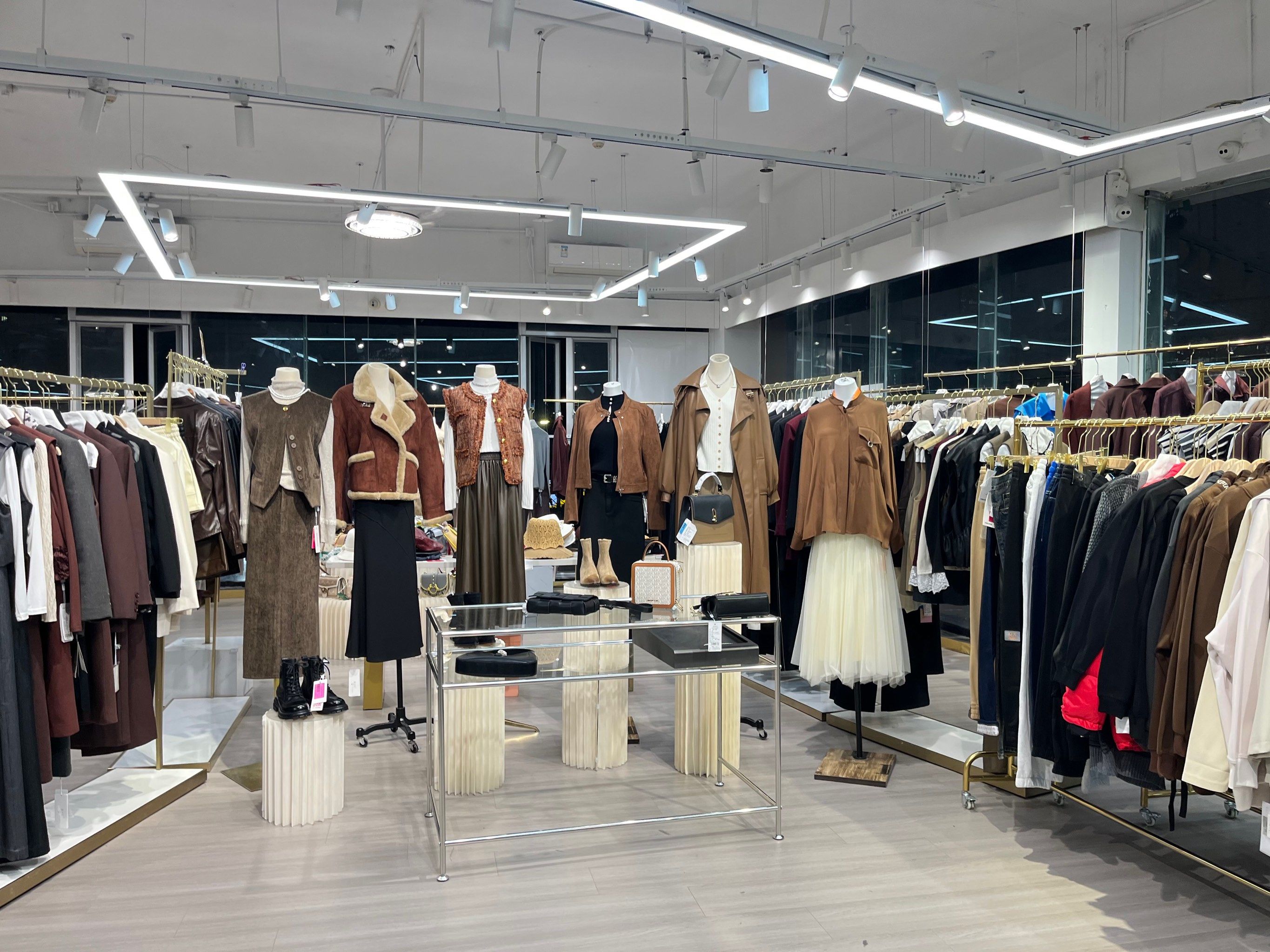 0元玩转这座城
#品质女装 真宝瑞品牌折扣女装店
在五洲花城绽镲