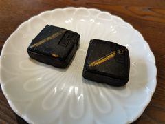 芝麻流心奶黄姑嫂小方-佬泰丰斋· 乌镇茶食餐厅