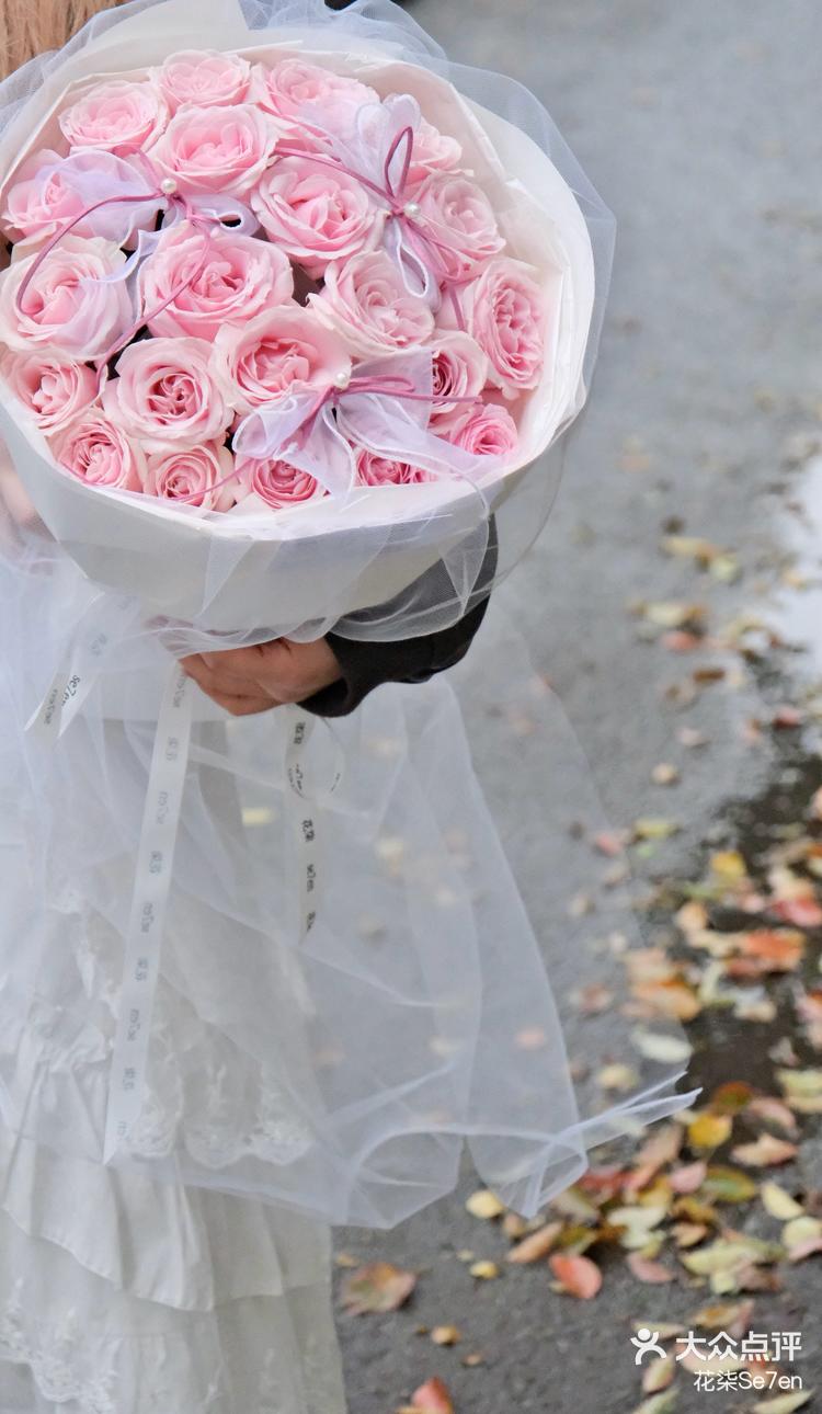 可爱小女孩蝴蝶结粉雪山花束