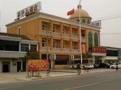 马路对面停车看酒店-旅宁大酒店