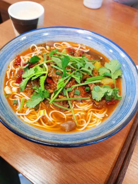 我吃的泡椒牛肉丝面,现炒的牛肉丝挺好的,整个味道都很浓郁,只是价格