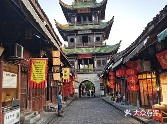 身处曾经的城墙之外的他虽然没有光华楼的位置那么核心