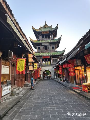 身处曾经的城墙之外的他虽然没有光华楼的位置那么核心