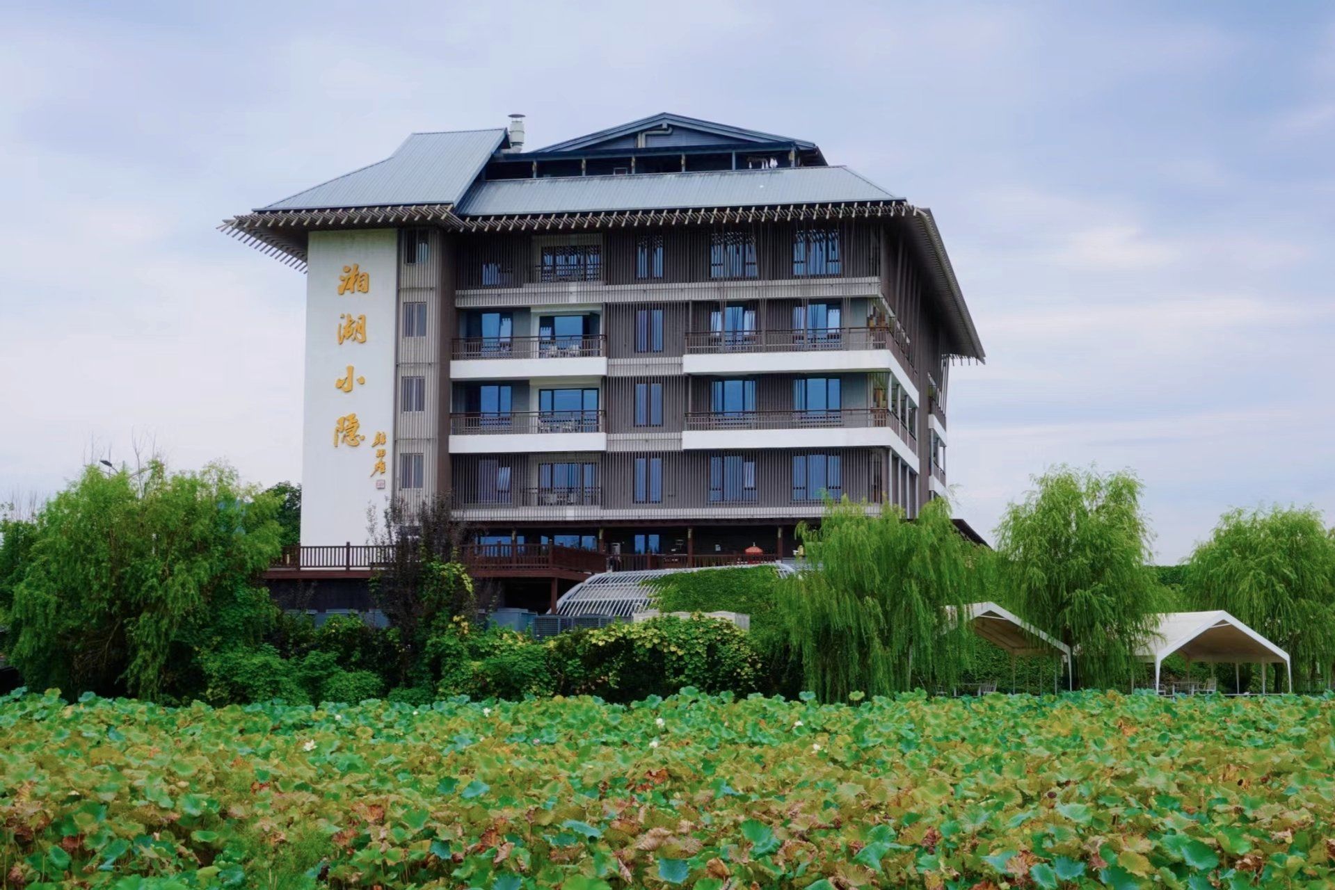 酒店有停车场,这点非常好,停车很方便