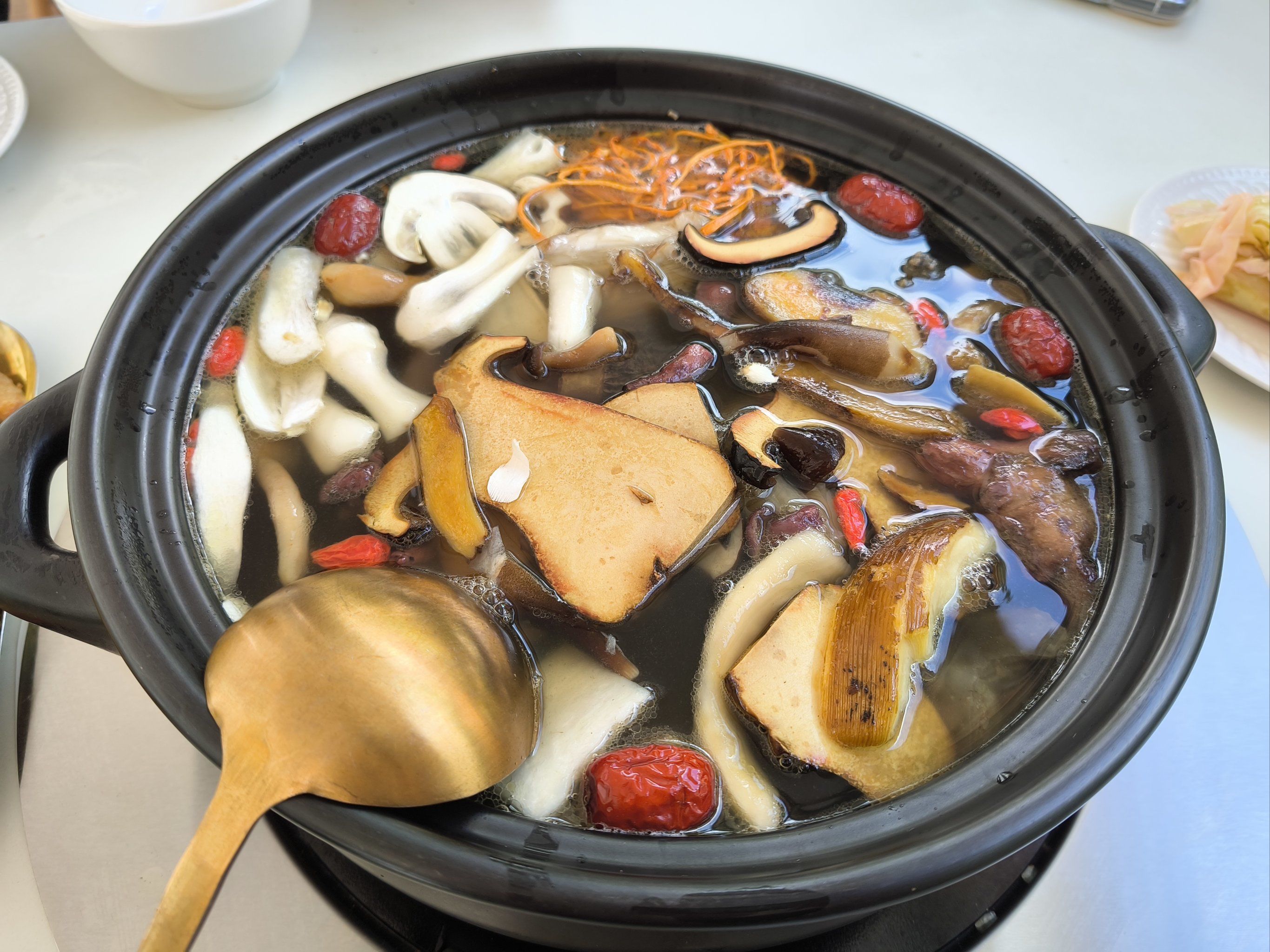 品了品特色菌菇汤,味道鲜美,整体环境优雅