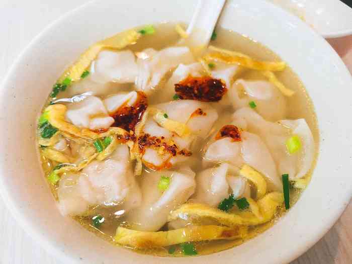 打分 「鸡汤馄饨」有蛋皮鸡丝,汤很鲜. 「鸡汁汤包」甜口,百吃不厌