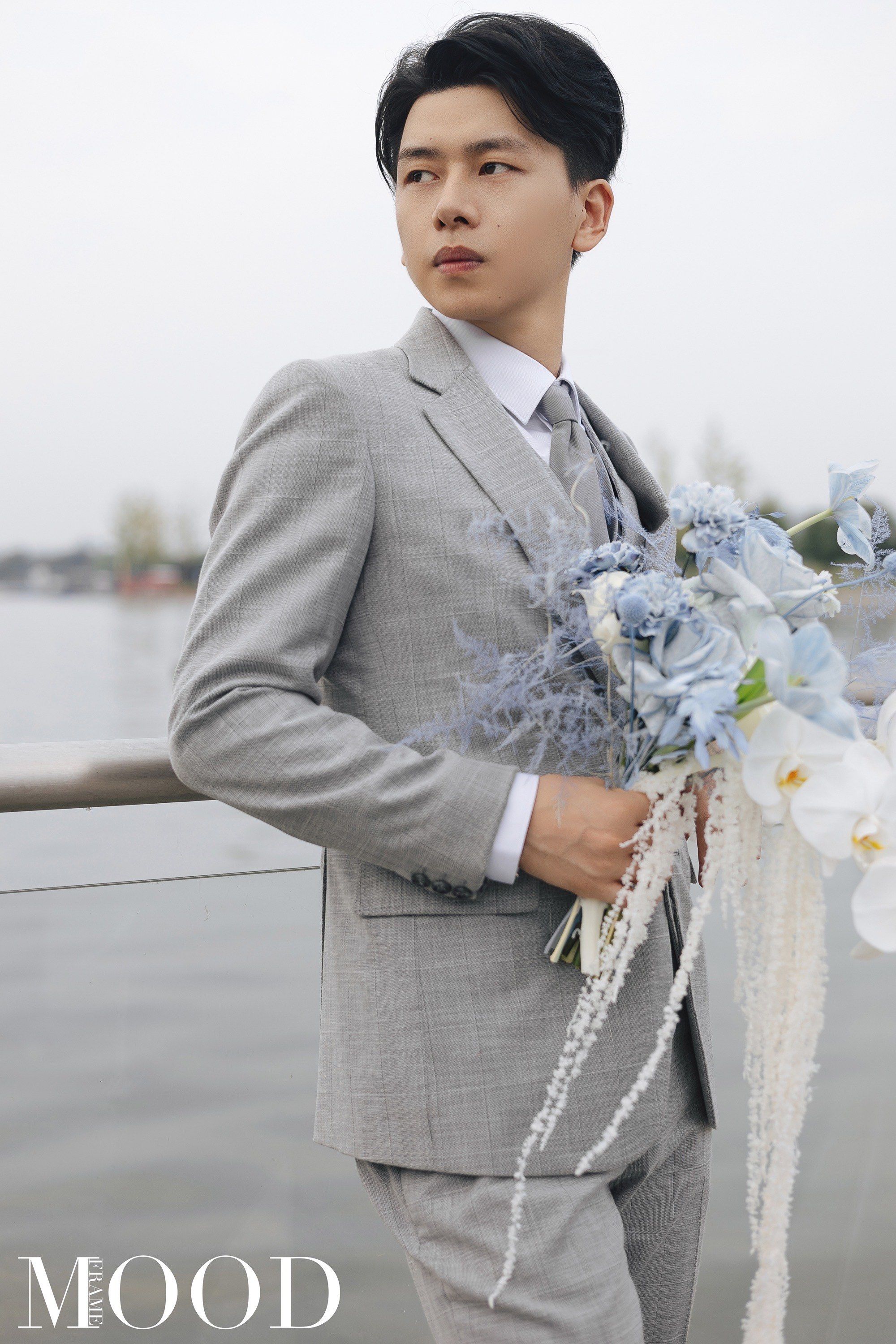 浅色调西服套装 传统白色衬衫,更适合户外