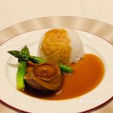 桌上有肉 杯中有酒
