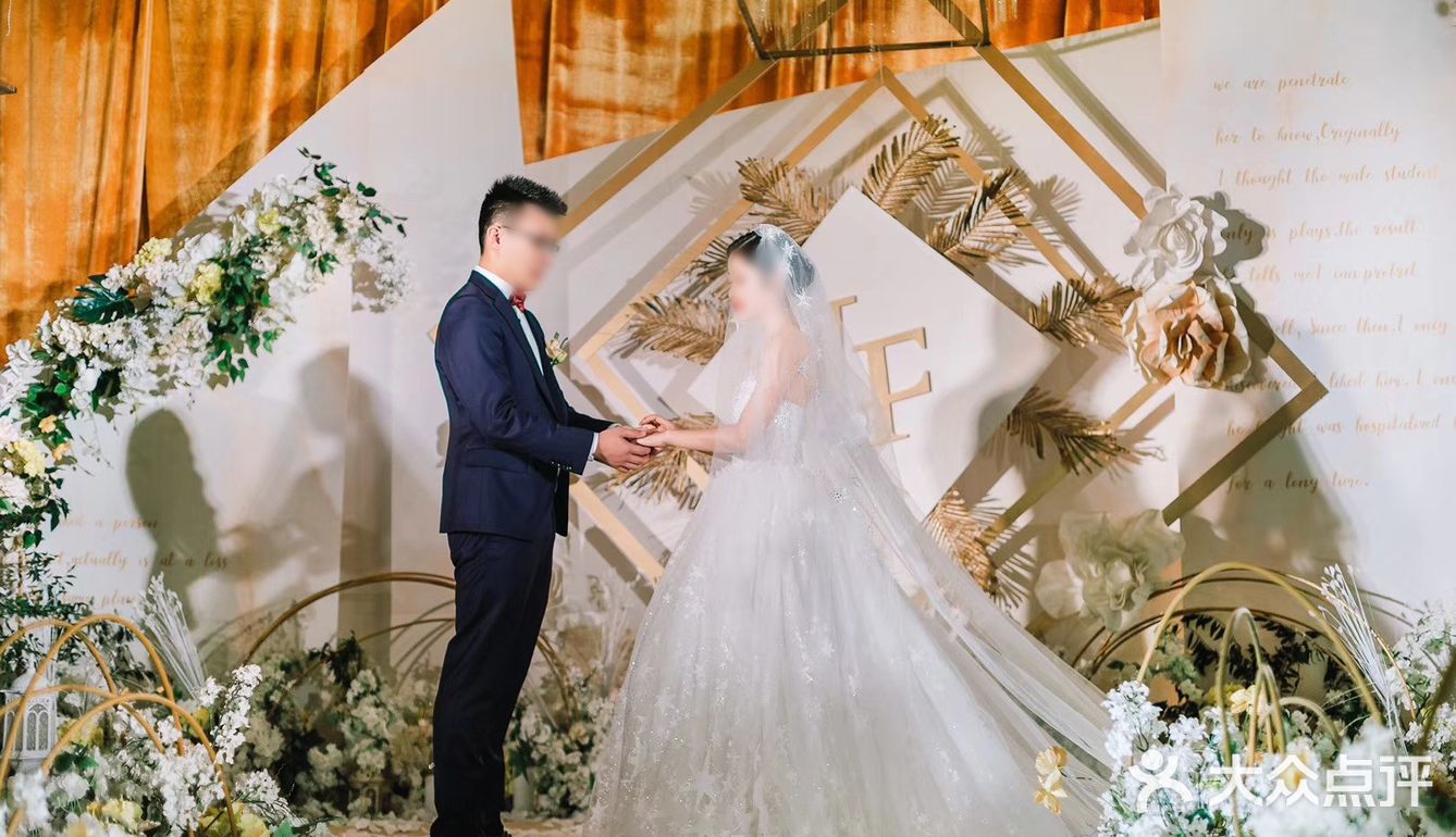 金色简洁婚礼|“LOVE GIFT”