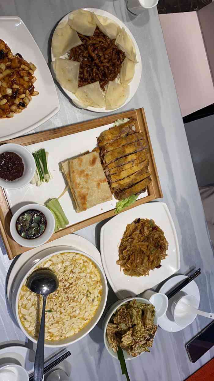 大碗居烤鸭馆(东华门总店)-"乾隆白菜好吃,鱼头泡饼感觉有点小贵.