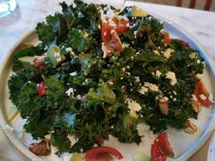 大地羽衣甘蓝牛油果沙拉-The Rug Cafe(王府中环店)
