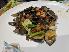 炒黑蘑菇-乡村馕坑肉·烧烤·新疆菜·本地人更爱吃(阿勒泰首店)