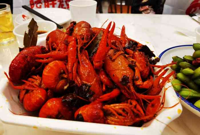 阿胖龙虾(罍街店)-"服务不错,人很多,有点吵…蒜香味的比红烧.