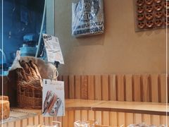 面包甜点陈列柜-天井·丑面包搭咖啡