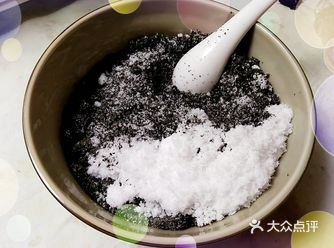 自己在家做起了汤圆。从做汤圆馅料，到用糯米粉和面